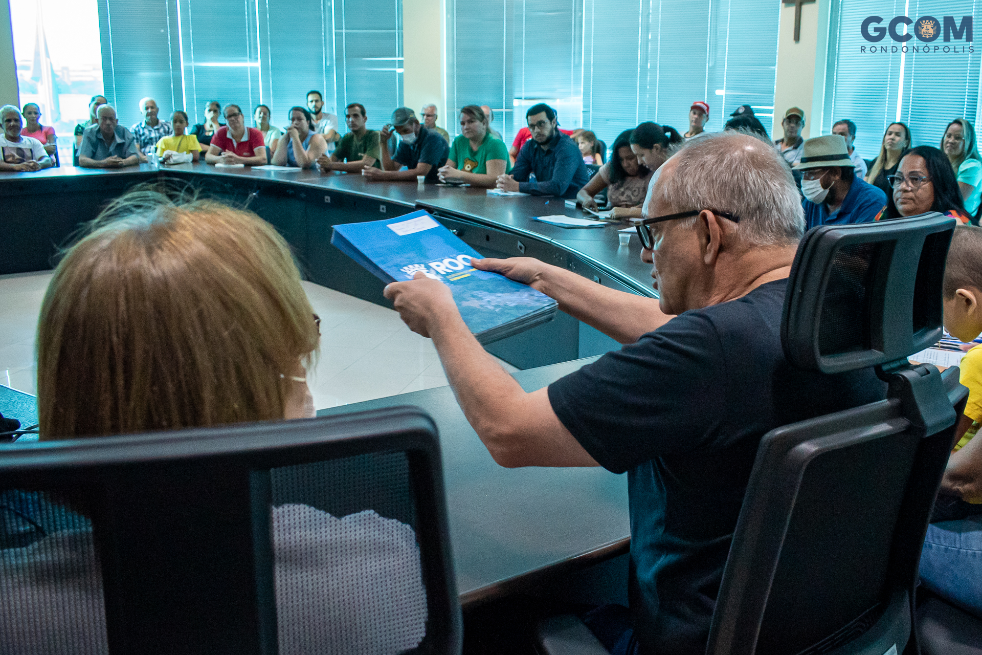 Rondonópolis | Prefeitura entrega documentos definitivos para moradores do jardim Tropical