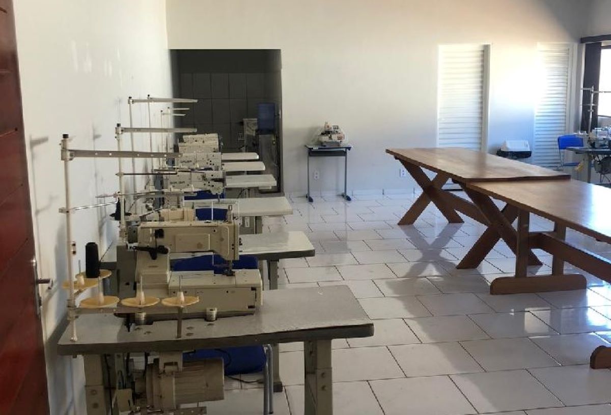 Sesp-MT instala ateliê de costura e fábrica de fraldas e absorventes na Cadeia Feminina de Rondonópolis