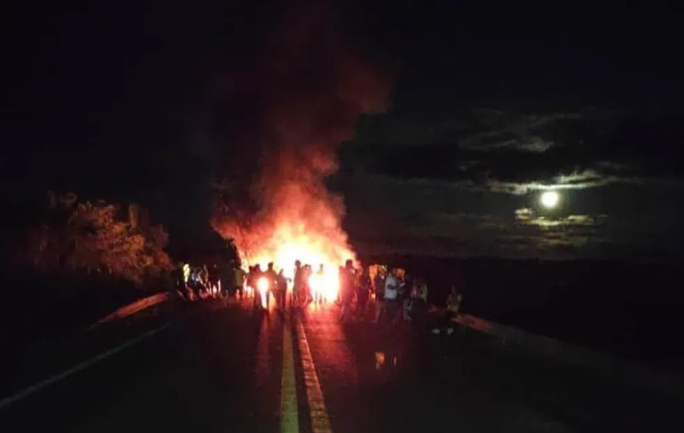 Engenheiros avaliam danos causados em ponte que liga dois municípios de Mato Grosso incendiada por manifestantes durante bloqueio