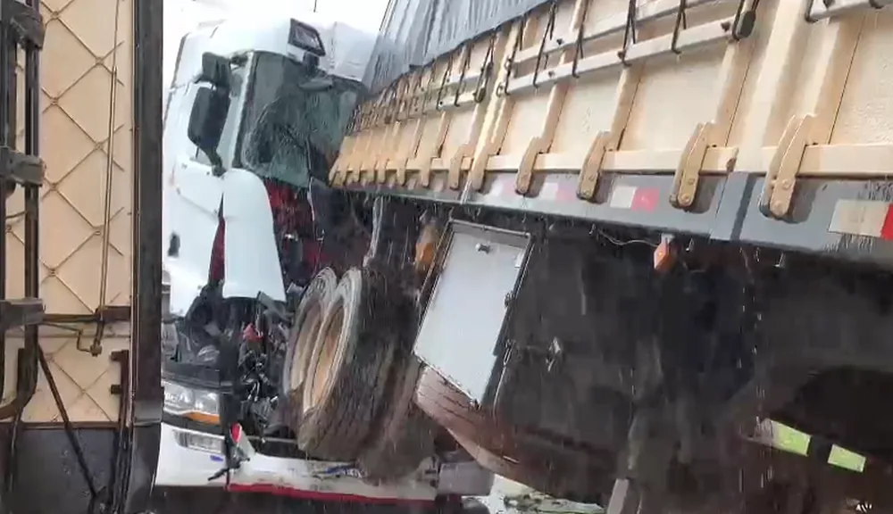 Mato Grosso | Cinco carretas se envolvem em acidente na BR-163