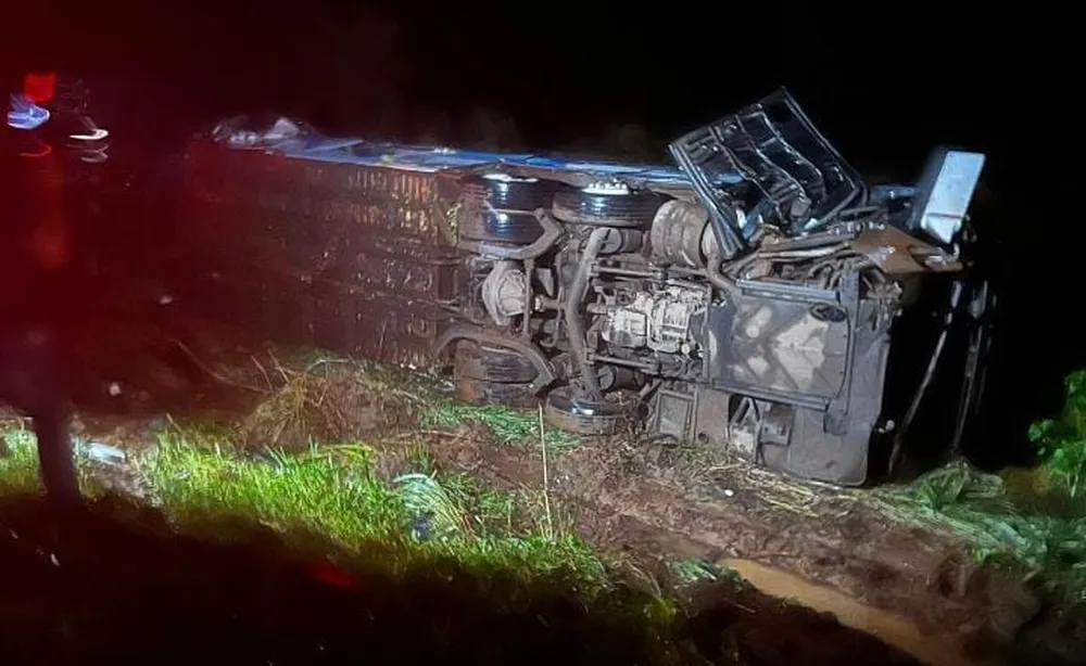 Mato Grosso | Motorista morre e 6 pessoas ficam feridas em acidente entre carreta e ônibus