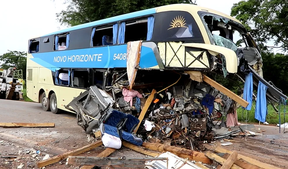 Três pessoas morrem e 42 ficam feridas em acidente entre ônibus e carreta na BR-163