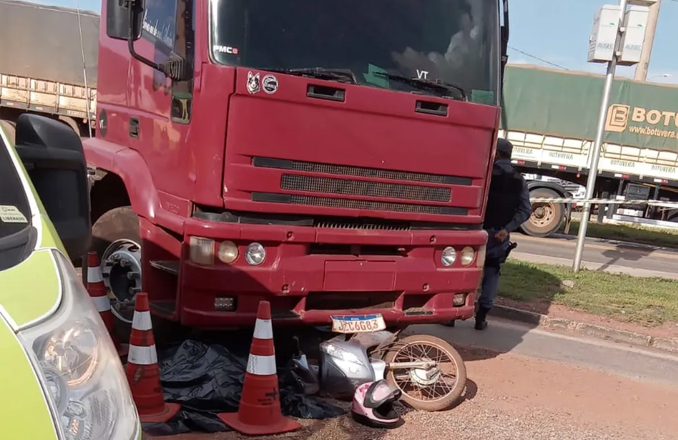 Várzea Grande | Motociclista morre após acidente com carreta