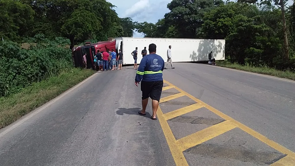 Jaciara | Carreta tomba na BR-364 e causa congestionamento