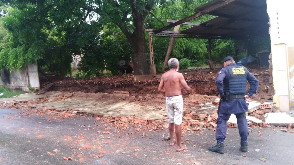 Muro de casa desaba após chuva em Várzea Grande