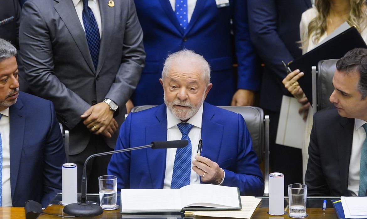 Lula anuncia revogação dos decretos que dão acesso a armas