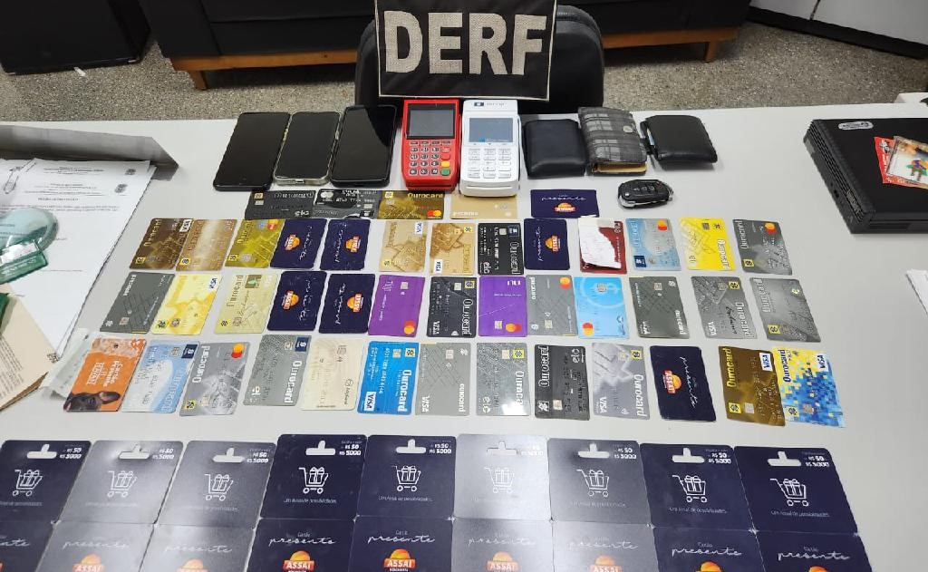 Dupla que furtava vítimas em agências bancárias é presa em flagrante com mais de 60 cartões de crédito