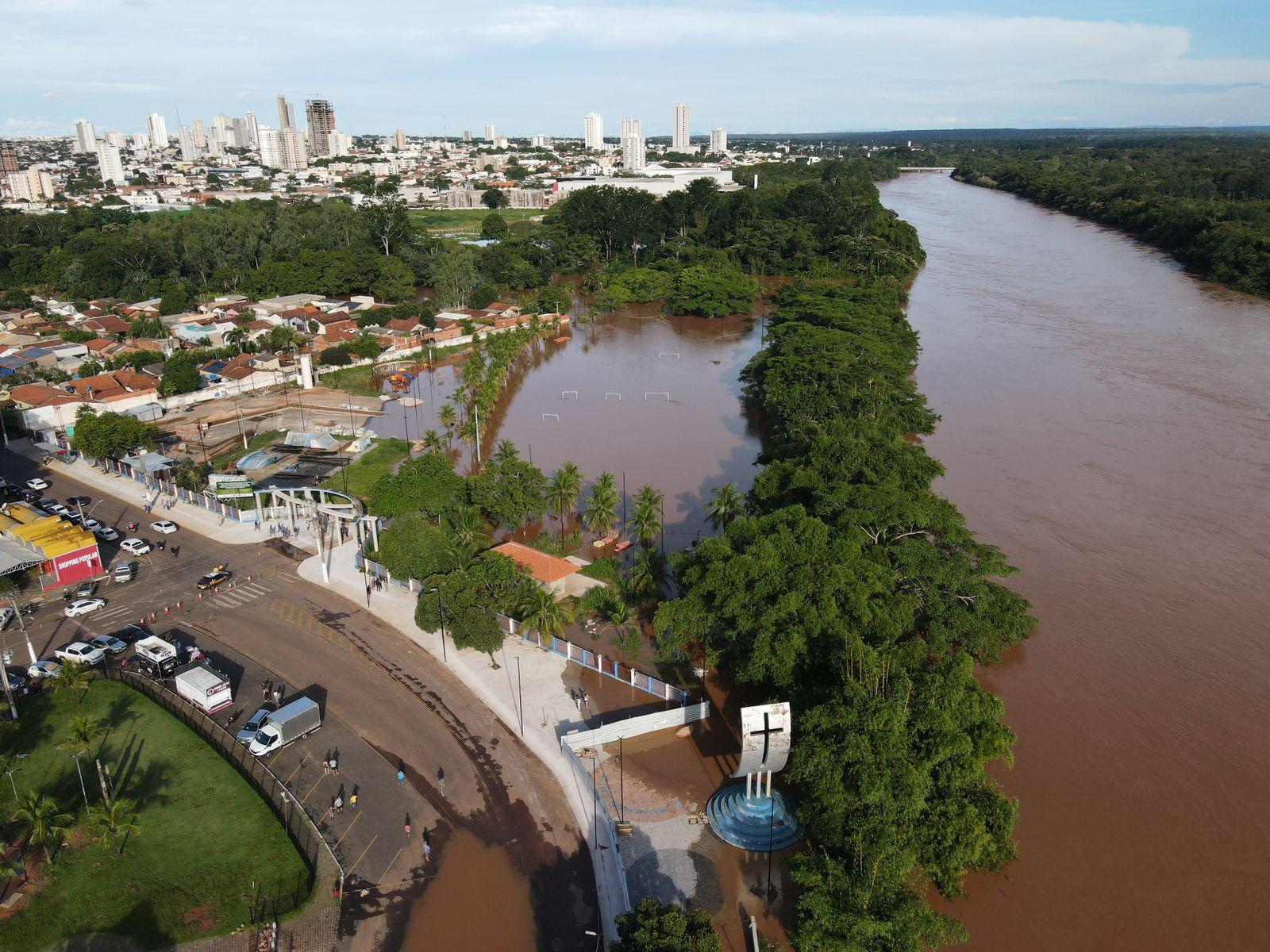 Nível do Rio Vermelho sobe após chuvas fortes e provoca alagamentos em Rondonópolis