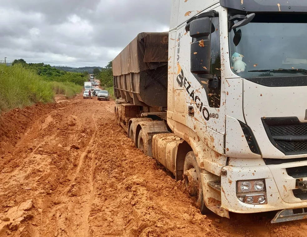 Mato Grosso | Atoleiros dificultam passagem de veículos em trecho da BR-174