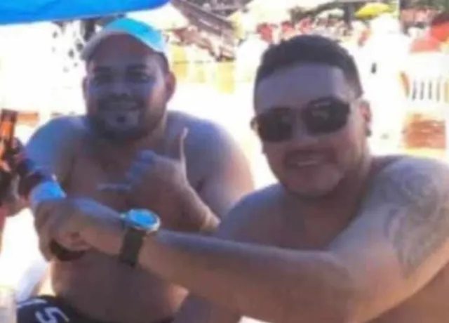 Autor de chacina aparece em foto com dono de bar que morreu com mais seis pessoas