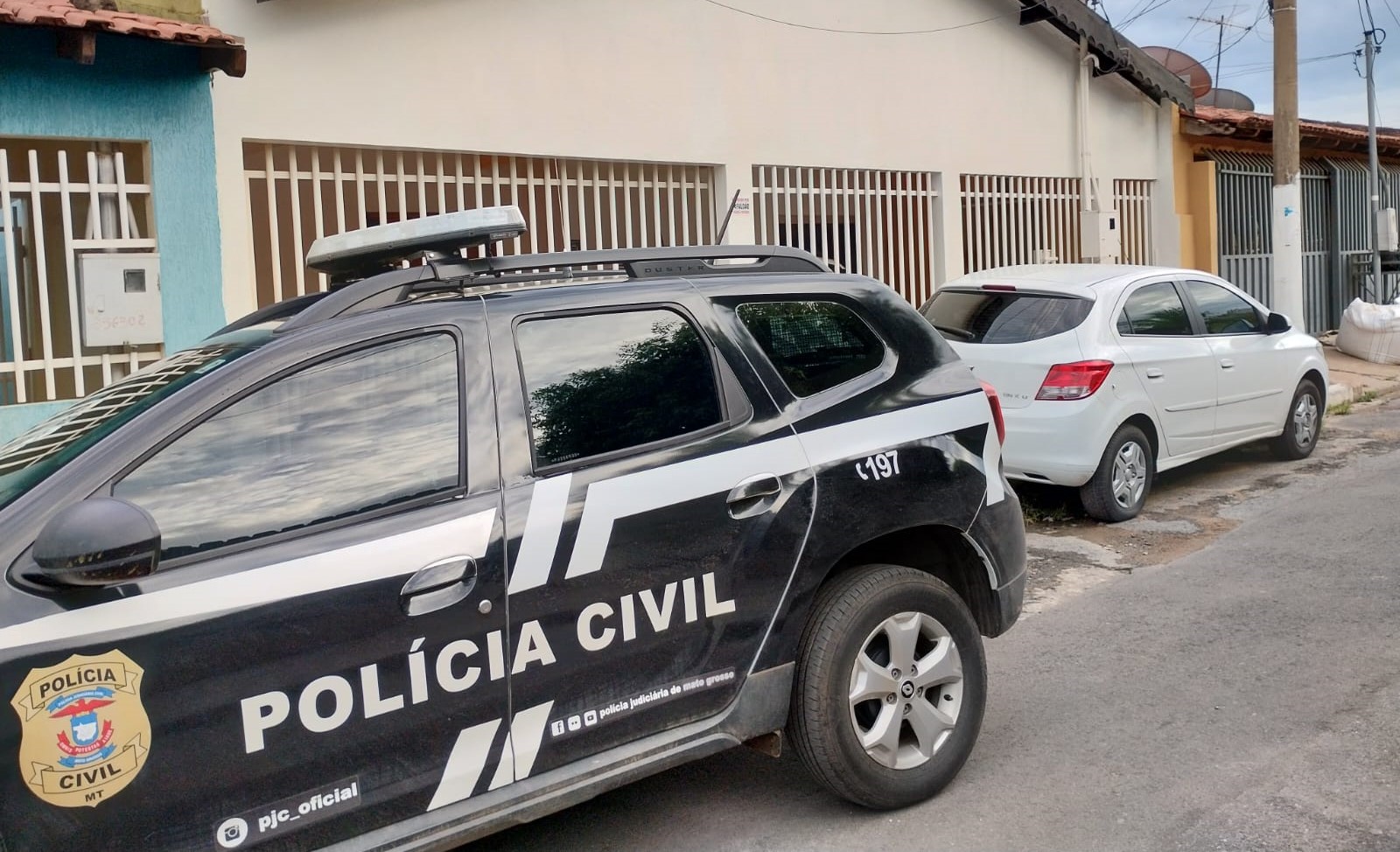 Polícia Civil cumpre mandados e apura irregularidades em contrato da saúde de Cuiabá para chipagem de animais