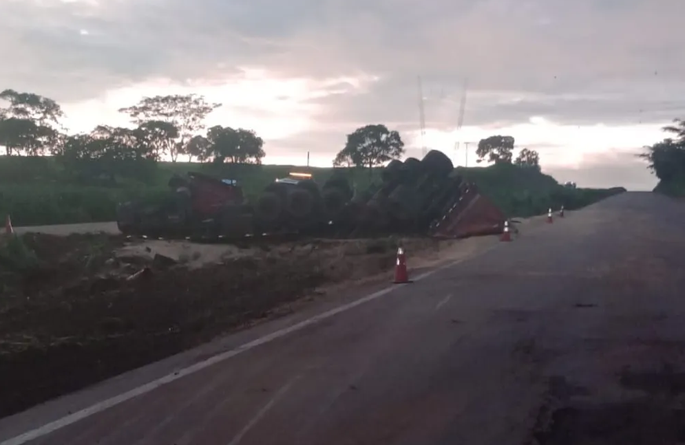 Juscimeira | Carreta carregada com soja tomba na BR-364