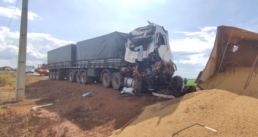 Mato Grosso | Carreta bate na traseira de outro veículo de carga e duas pessoas ficam presas nas ferragens