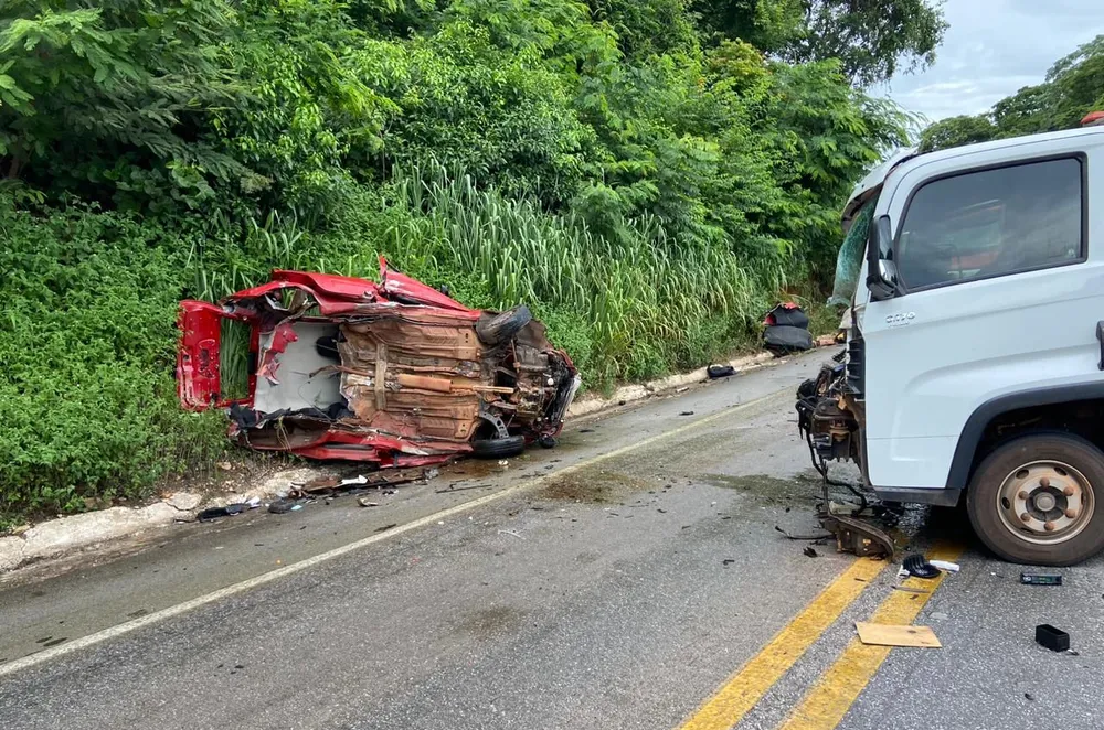 Mato Grosso | Professora morre após perder controle de carro, capotar e atingir caminhão na BR-070