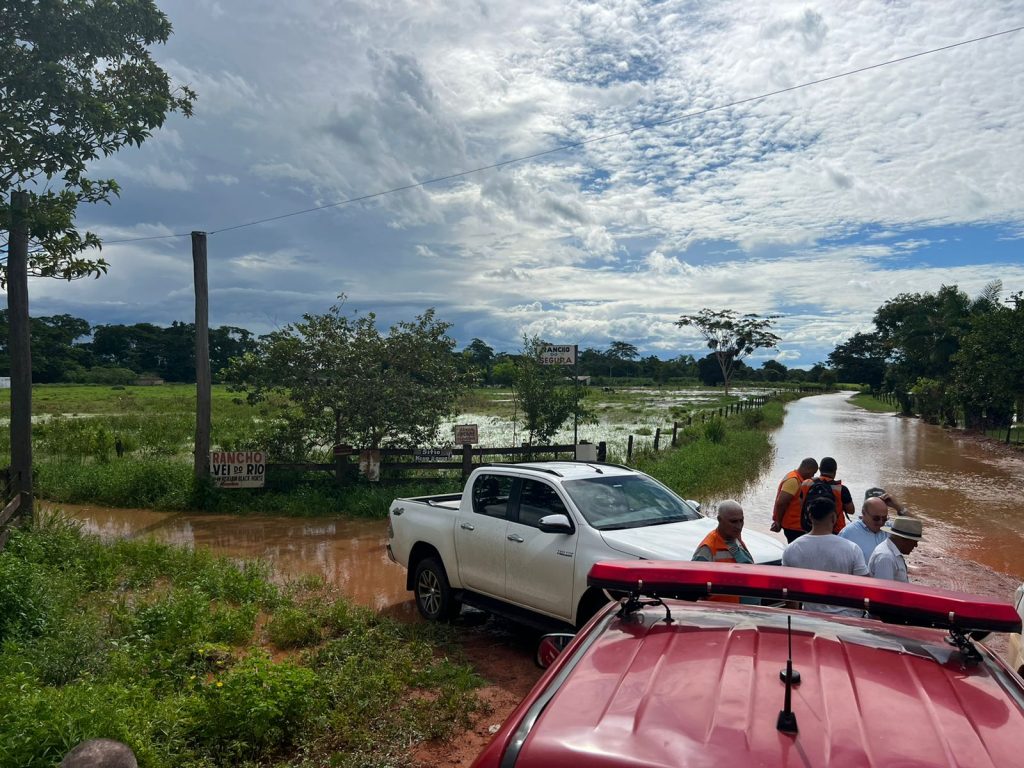 Rondonópolis | Bombeiros resgatam famílias ilhadas na Rodovia do Peixe, após fortes chuvas