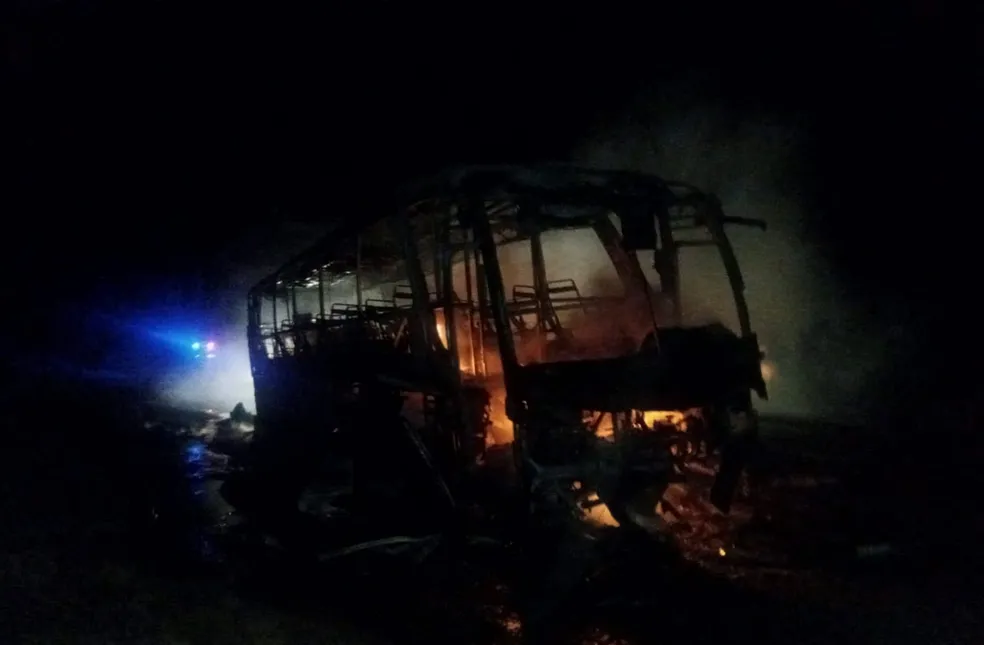 Rondonópolis | Ônibus pega fogo na estrada e 40 passageiros são retirados às pressas