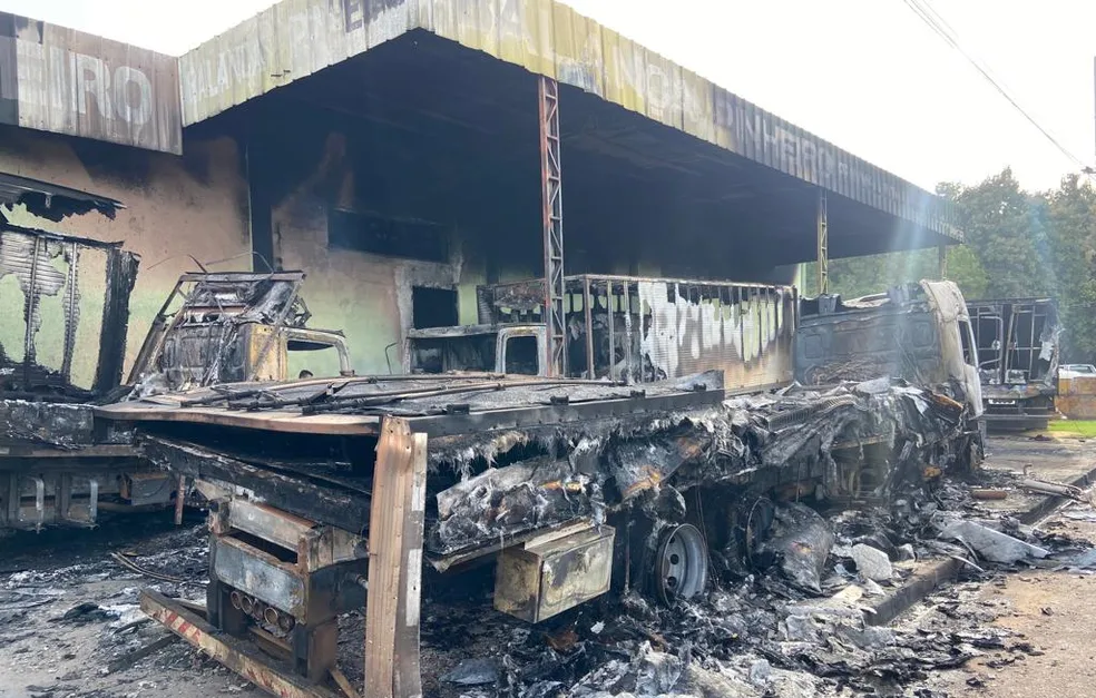 Quatro caminhões de distribuidora de frutas e verduras são incendiados em Sinop