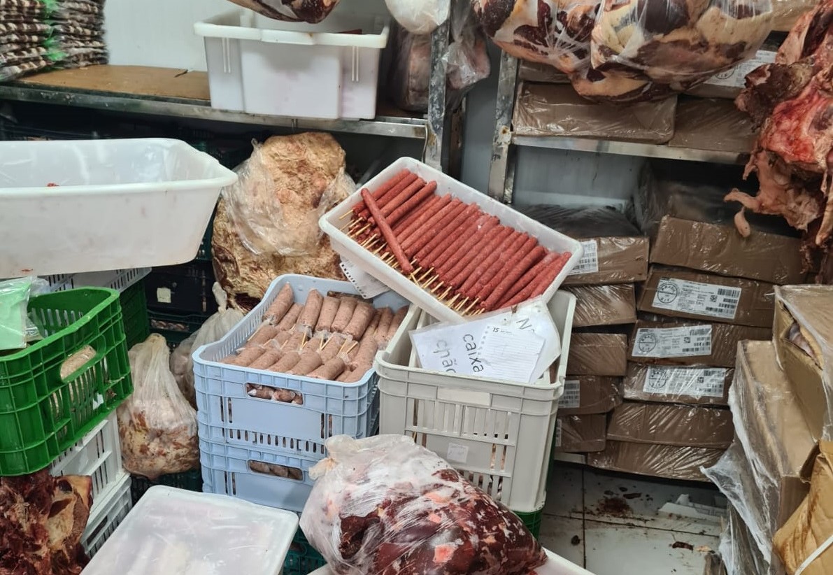 Polícia Civil e Vigilância Sanitária fiscalizam empresa de espetinhos em Cuiabá