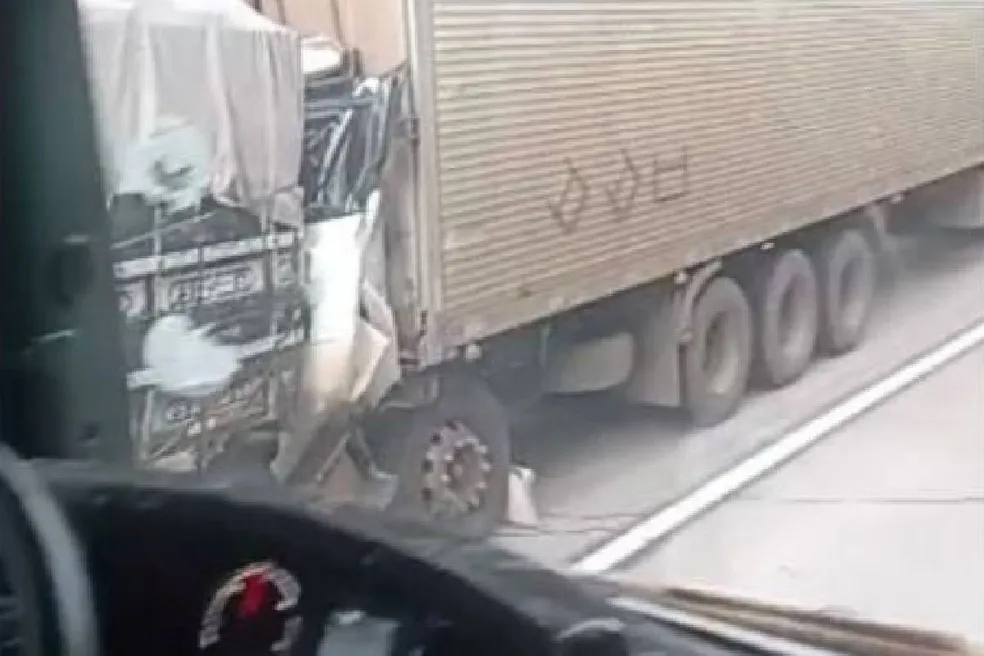 Motorista de carreta fica preso às ferragens e morre após bater em traseira de caminhão na BR-364