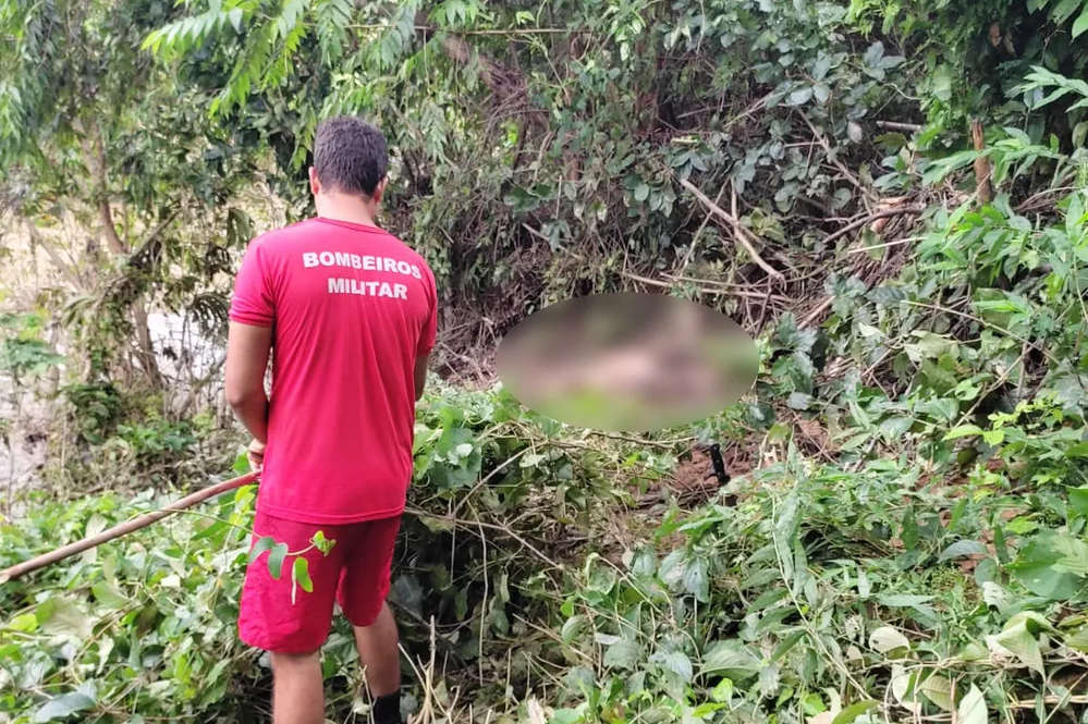 Motociclista morre ao passar em ponte submersa e moradores fazem protesto