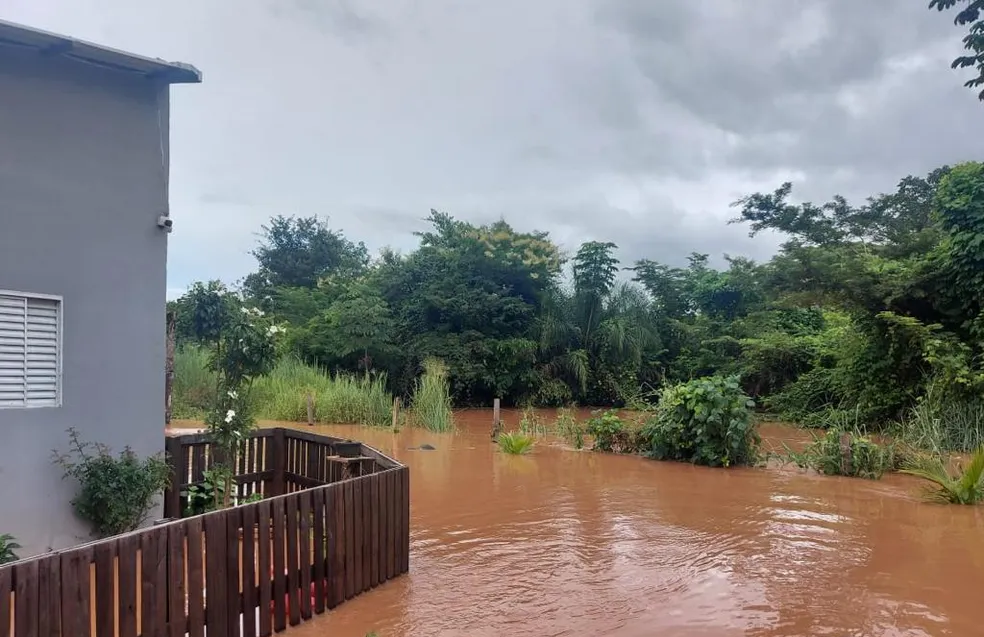 Chuva faz rio transbordar e cerca de 200 famílias são atingidas em Alto Paraguai