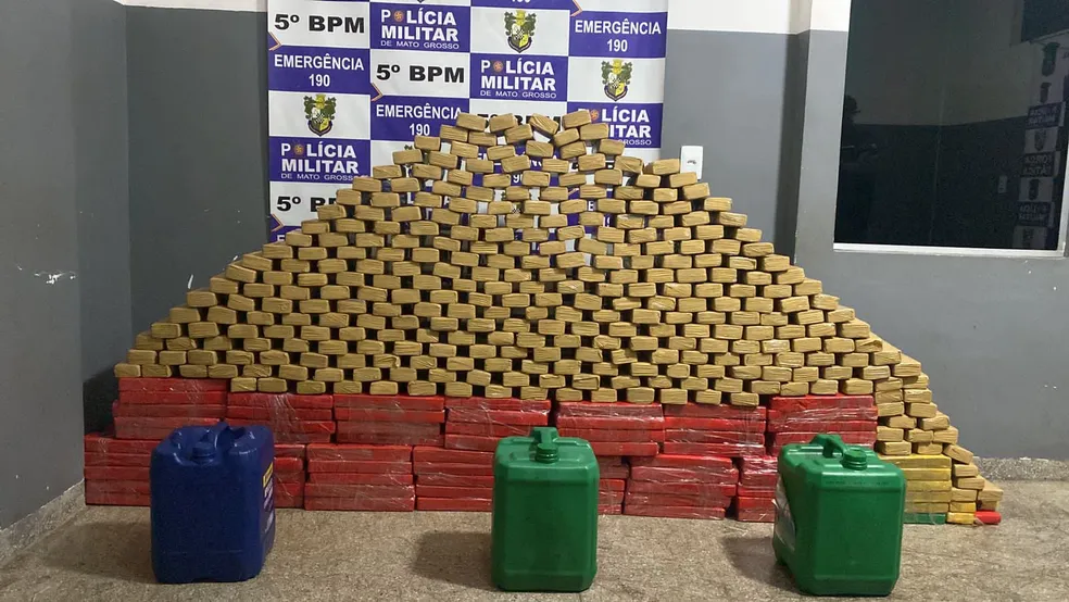 Rondonópolis | PM apreende quase 500 kg de maconha em carros estacionados em posto de combustível