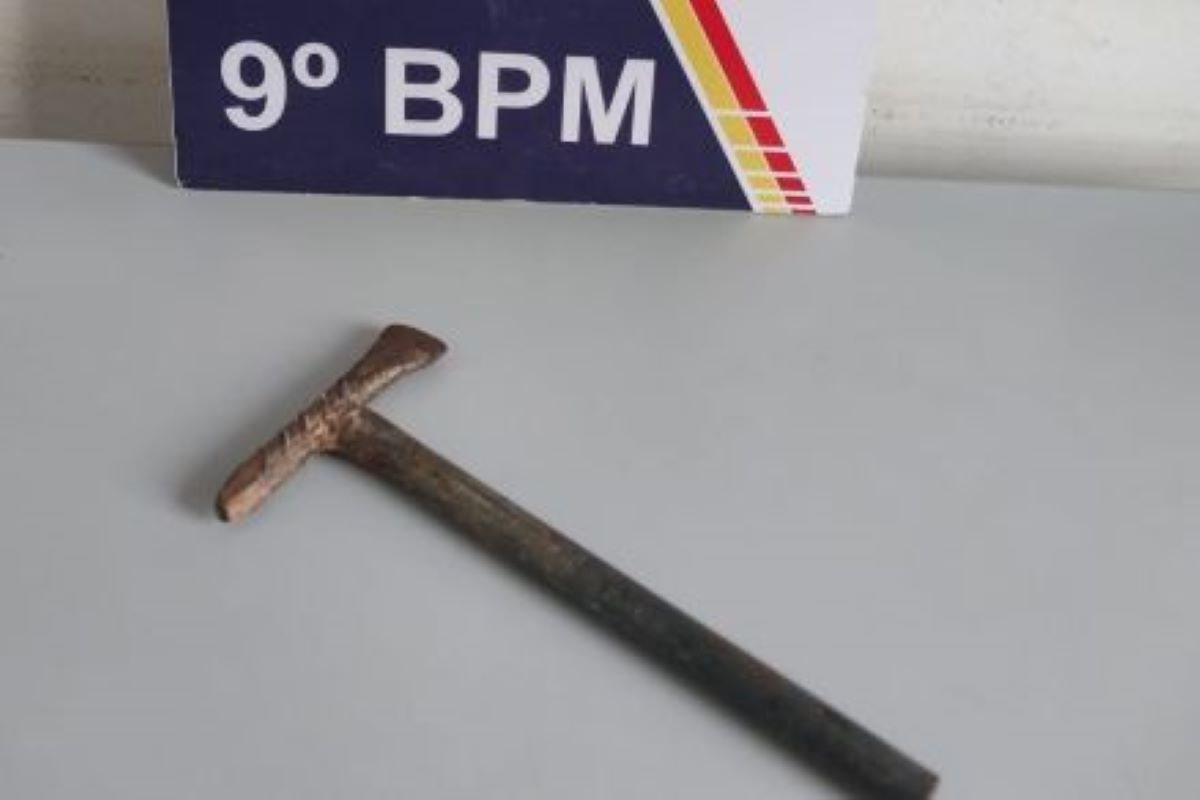 PM flagra aluno com machadinha dentro de escola em Cuiabá