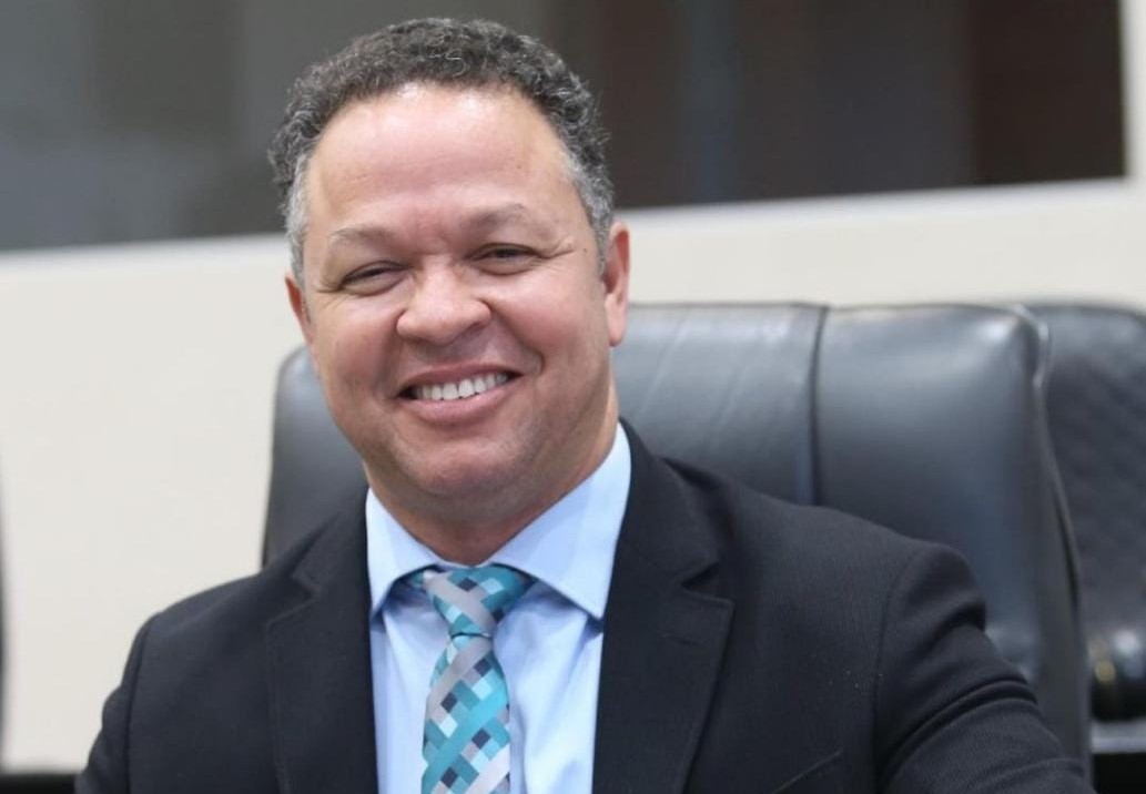 Cláudio Ferreira anuncia entrega de 30 mil computadores para Educação