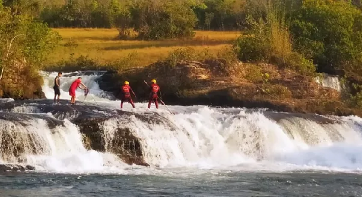 Jaciara | Bombeiros fazem buscas por adolescente que desapareceu após ser arrastado por correnteza em cachoeira