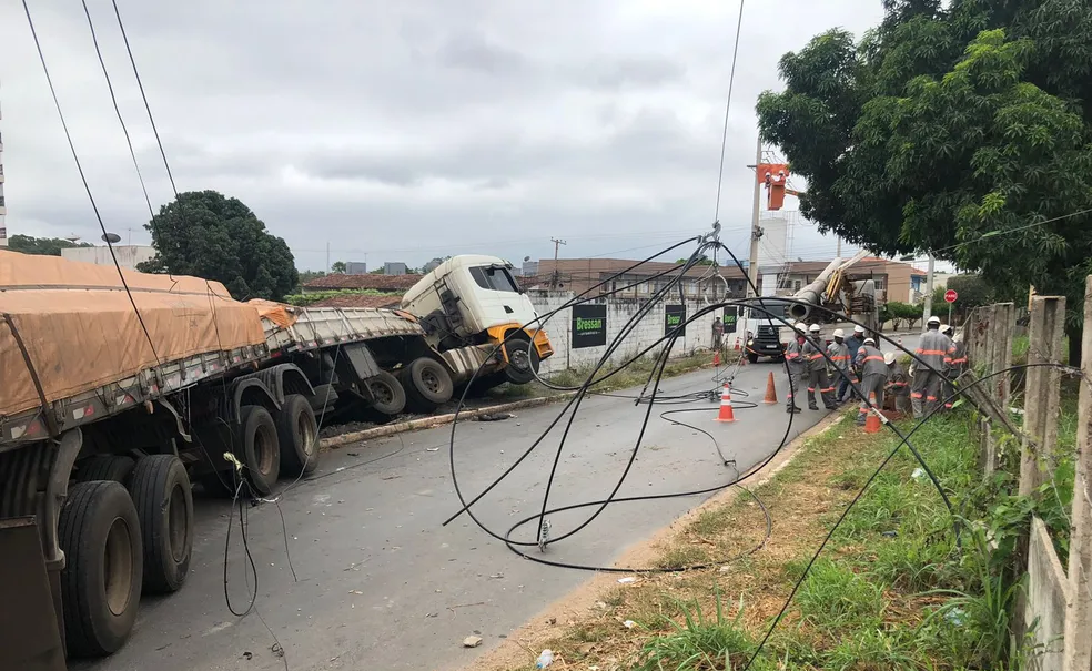 Cuiabá | Caminhão derruba poste e mais de três mil pessoas ficam sem energia