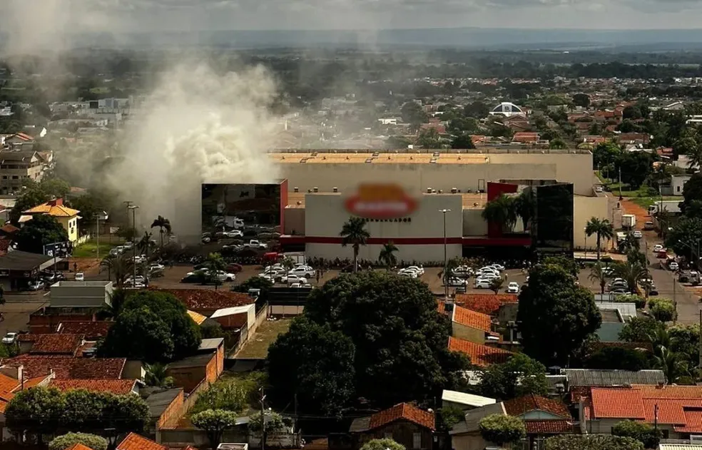 Tangará da Serra | Incêndio atinge cozinha de restaurante dentro de supermercado