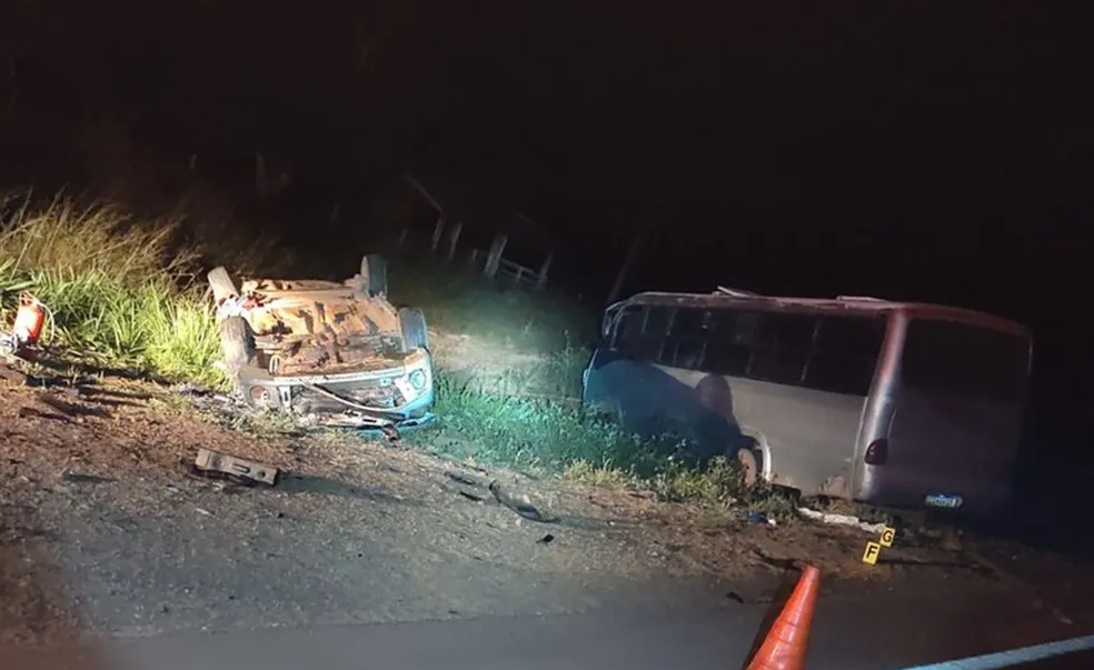 Mato Grosso | Motorista de carro morre em acidente com micro-ônibus na BR-163