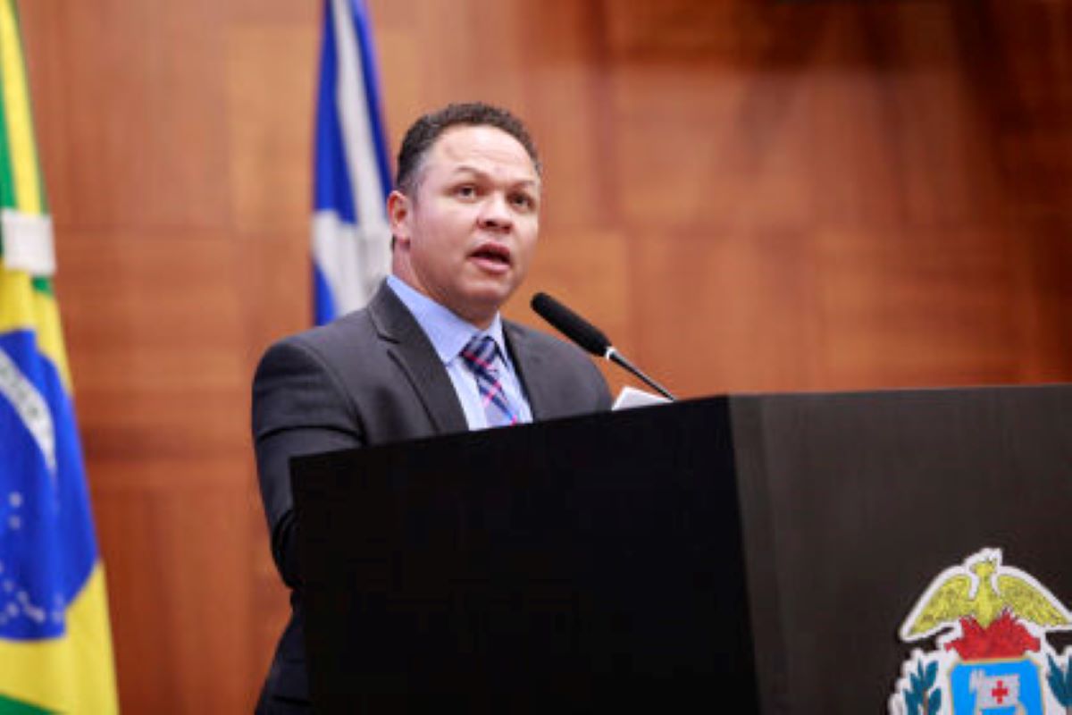 Após polêmica, Cláudio Ferreira sai em defesa da Frente Parlamentar de Combate ao Aborto