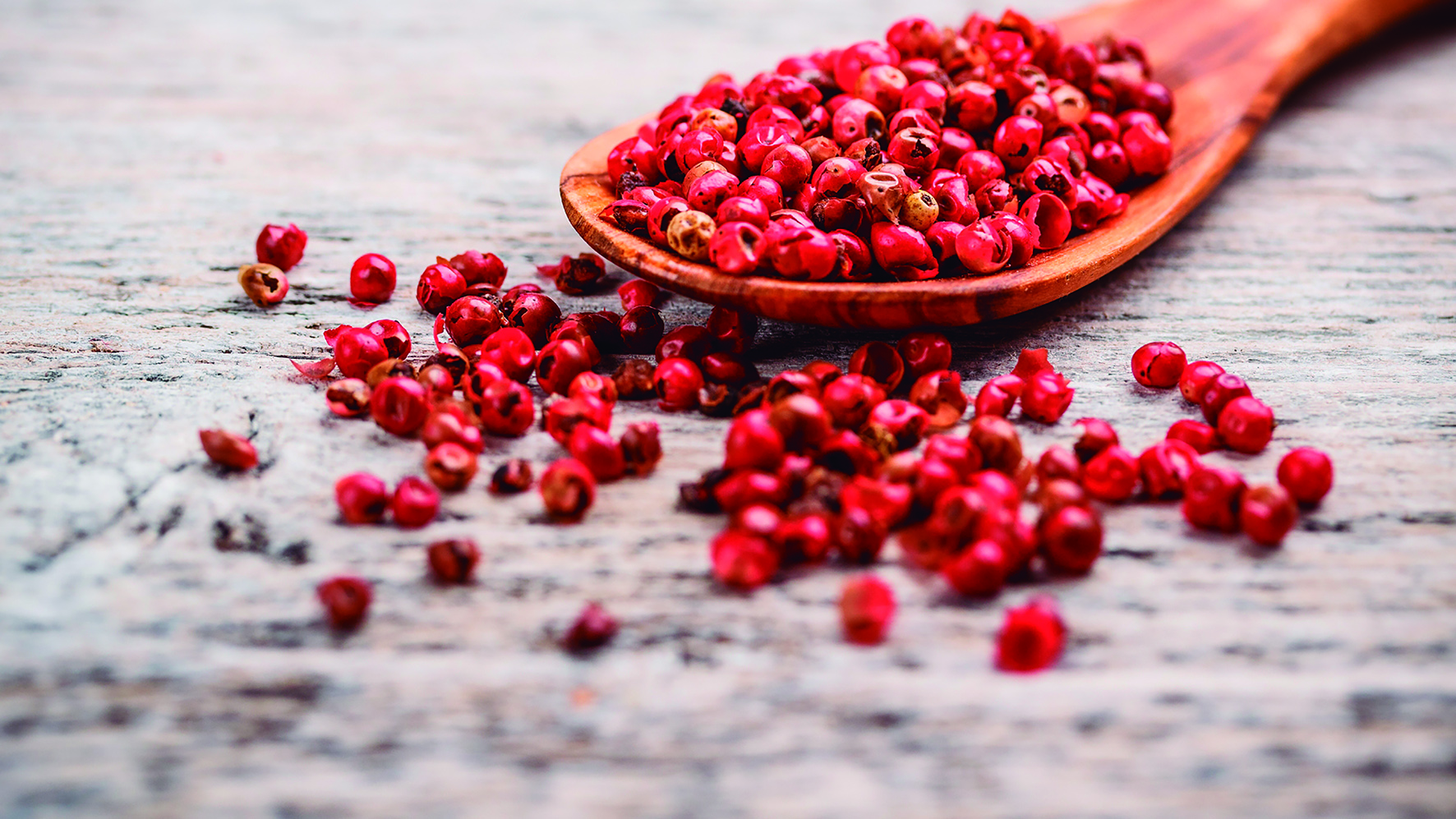 Pimenta rosa: conheça o fitoativo que promete ser a nova tendência para controle da rosácea e da sensibilidade