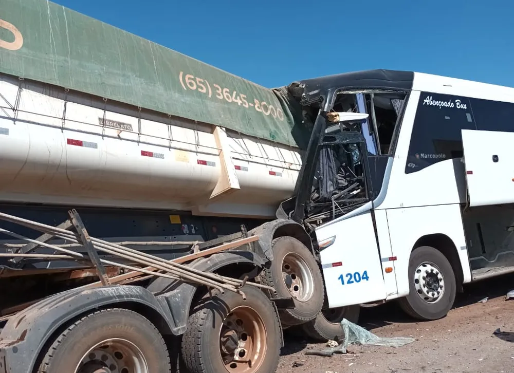 Mato Grosso | Motorista de ônibus morre e 4 passageiros ficam feridos em acidente