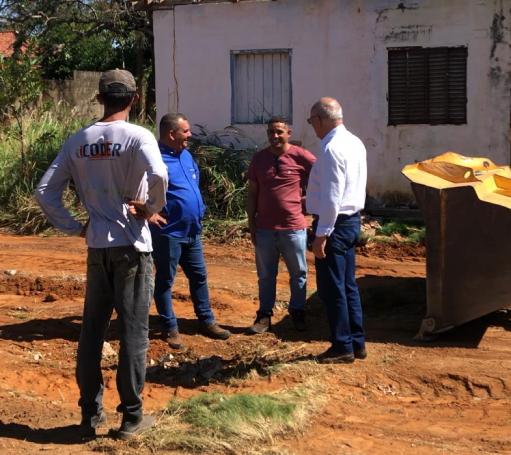 Rondonópolis | Prefeito vistoria obras e mutirão de limpeza em execução na região da grande Vila Operária