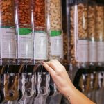 A compra a granel é uma das soluções para reduzir o consumo de plástico 8