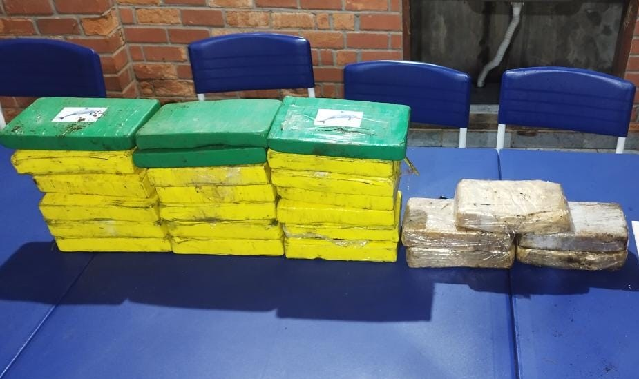 Paranatinga | PM e PRF prendem dois homens e apreendem 25 tabletes de drogas