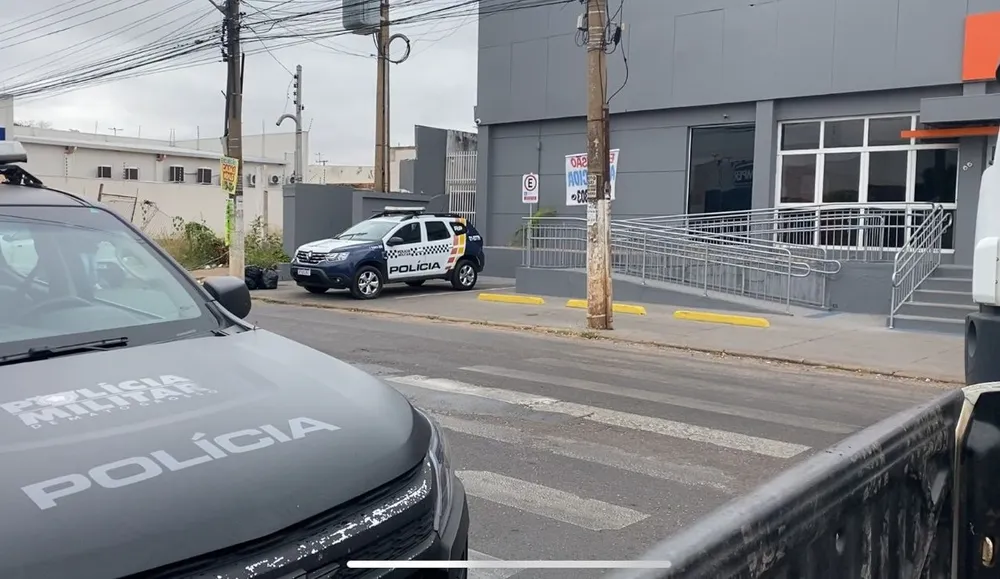Três suspeitos abrem buraco em parede e tentam furtar banco em Cuiabá