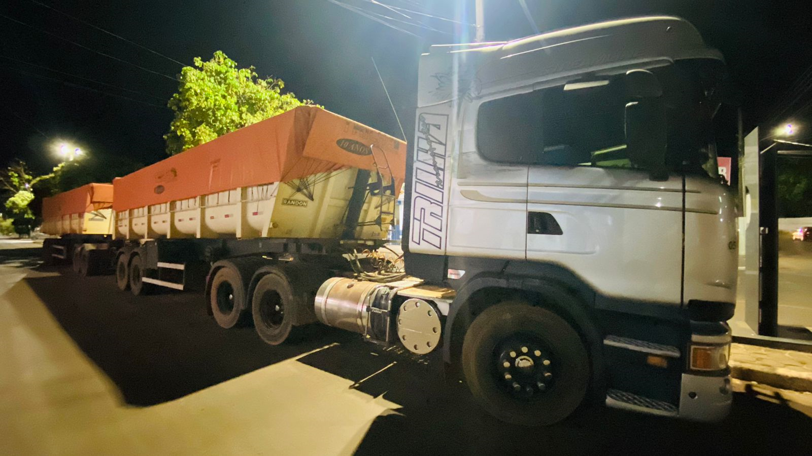 Mato Grosso | Polícia Militar recupera carreta com 47 toneladas de milho e prende cinco pessoas em flagrante
