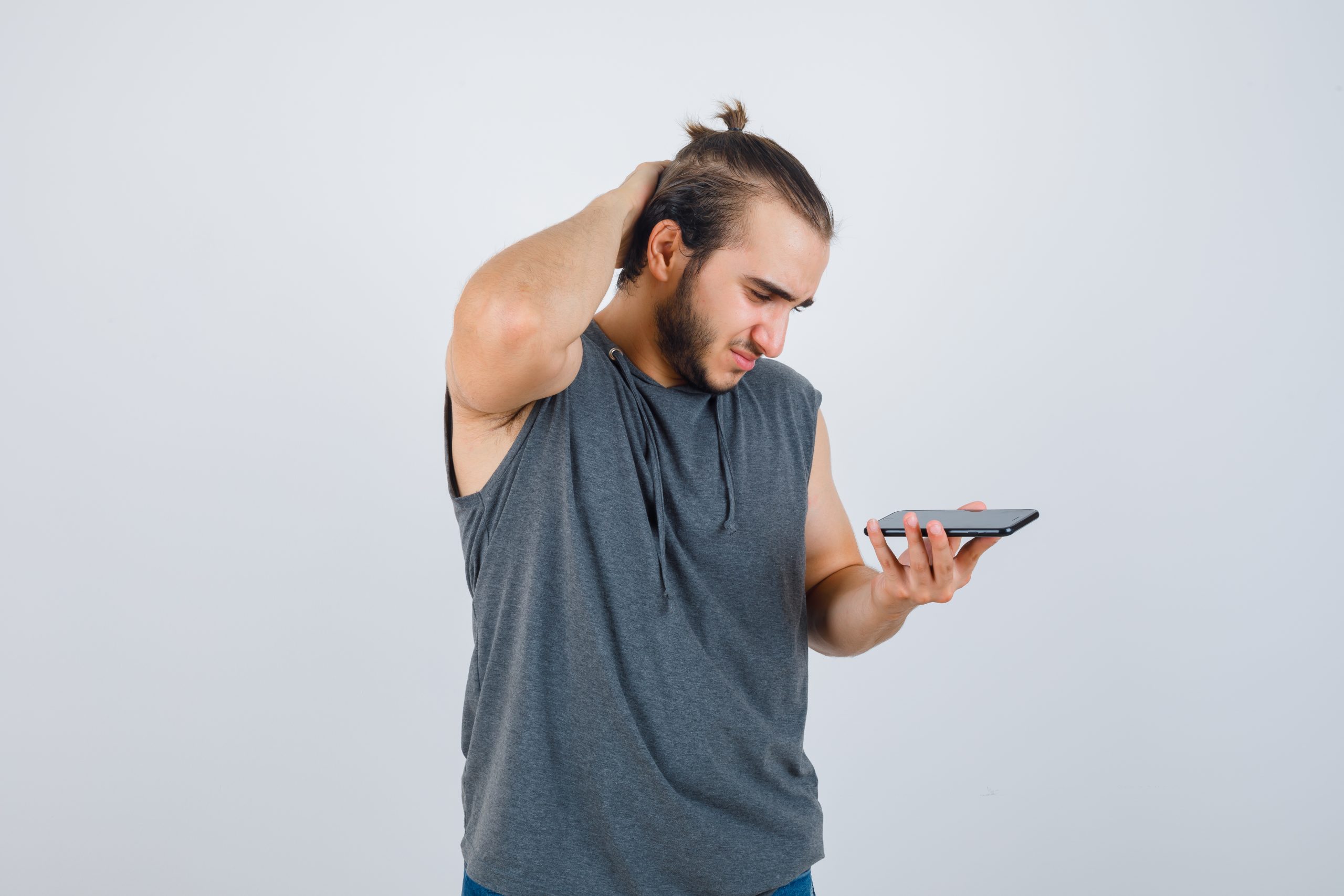Fisioterapeuta explica como o celular pode afetar a saúde da coluna