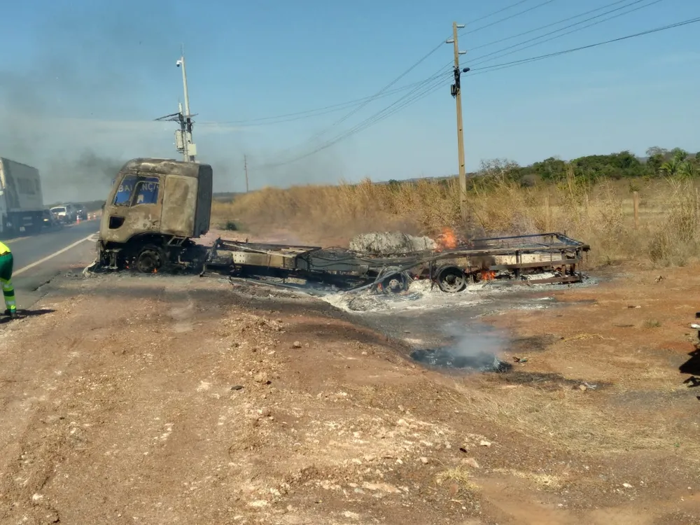 Mato Grosso | Caminhão carregado de papelão pega fogo na BR-246