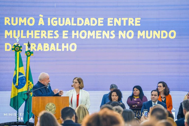 Presidente sanciona lei que determina igualdade salarial entre homens e mulheres
