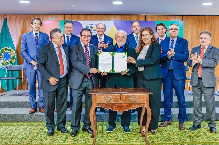 Presidente sanciona política de valorização do salário mínimo e nova faixa do IR