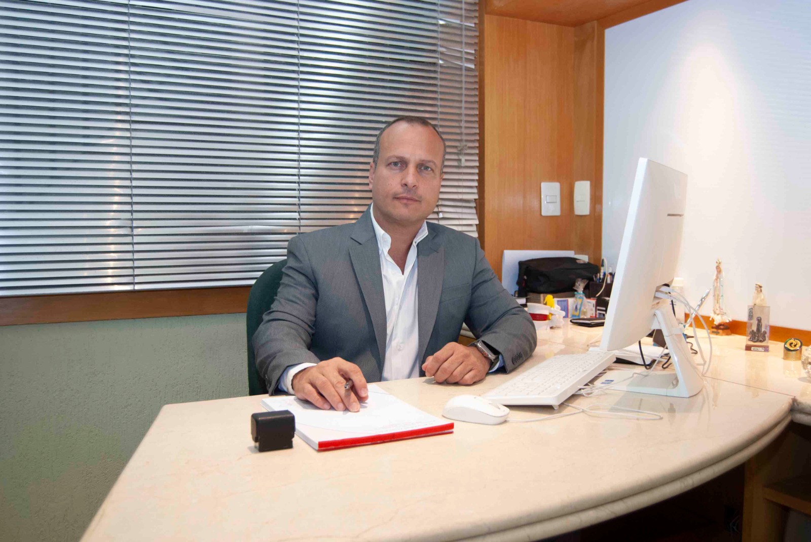 Especialista oferece dicas para os pais que sofrem com dores nas costas