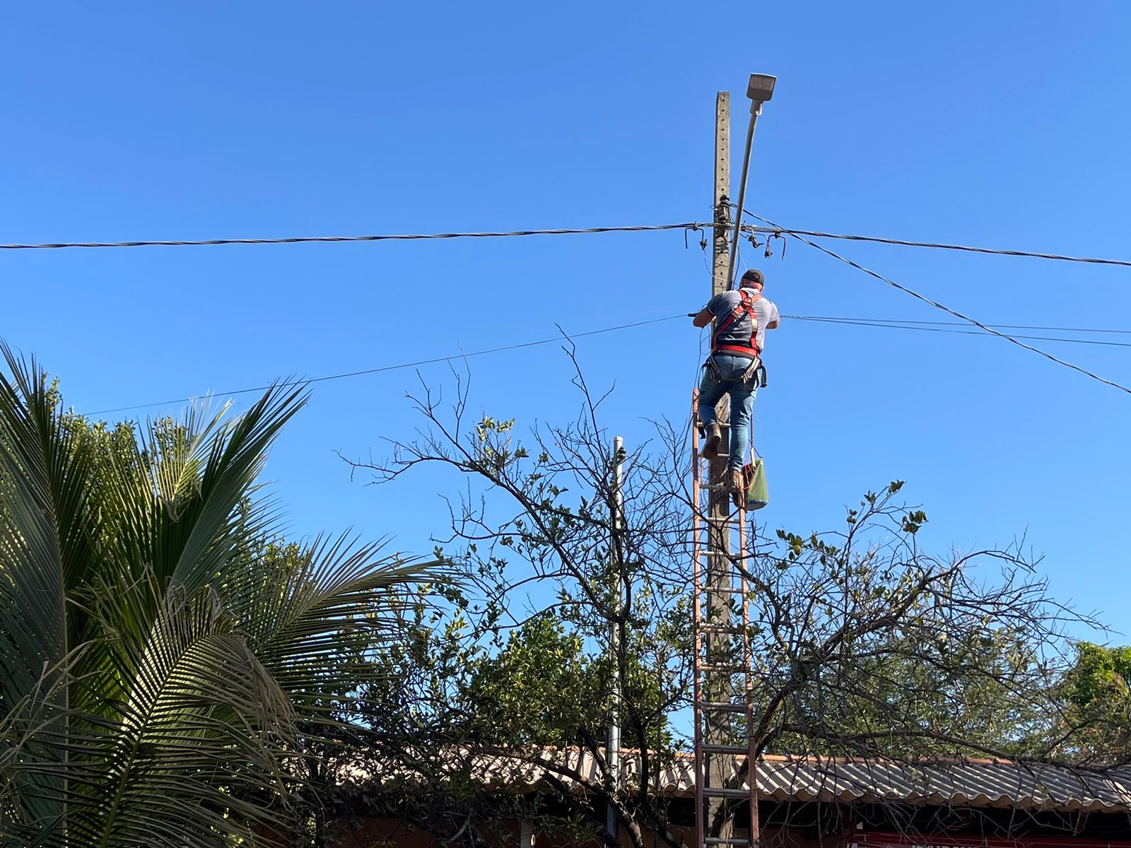 Prefeitura de Tesouro ilumina o Distrito Batovi com lâmpadas de LED 