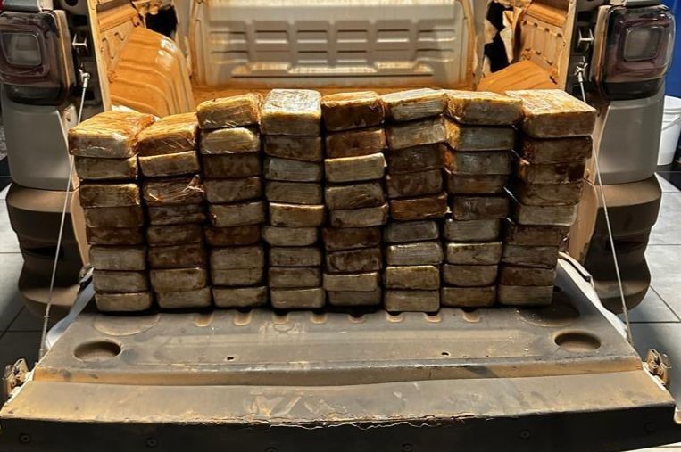 Polícia Militar e PRF prendem motorista com 74 kg de pasta base de cocaína em fundo falso de veículo
