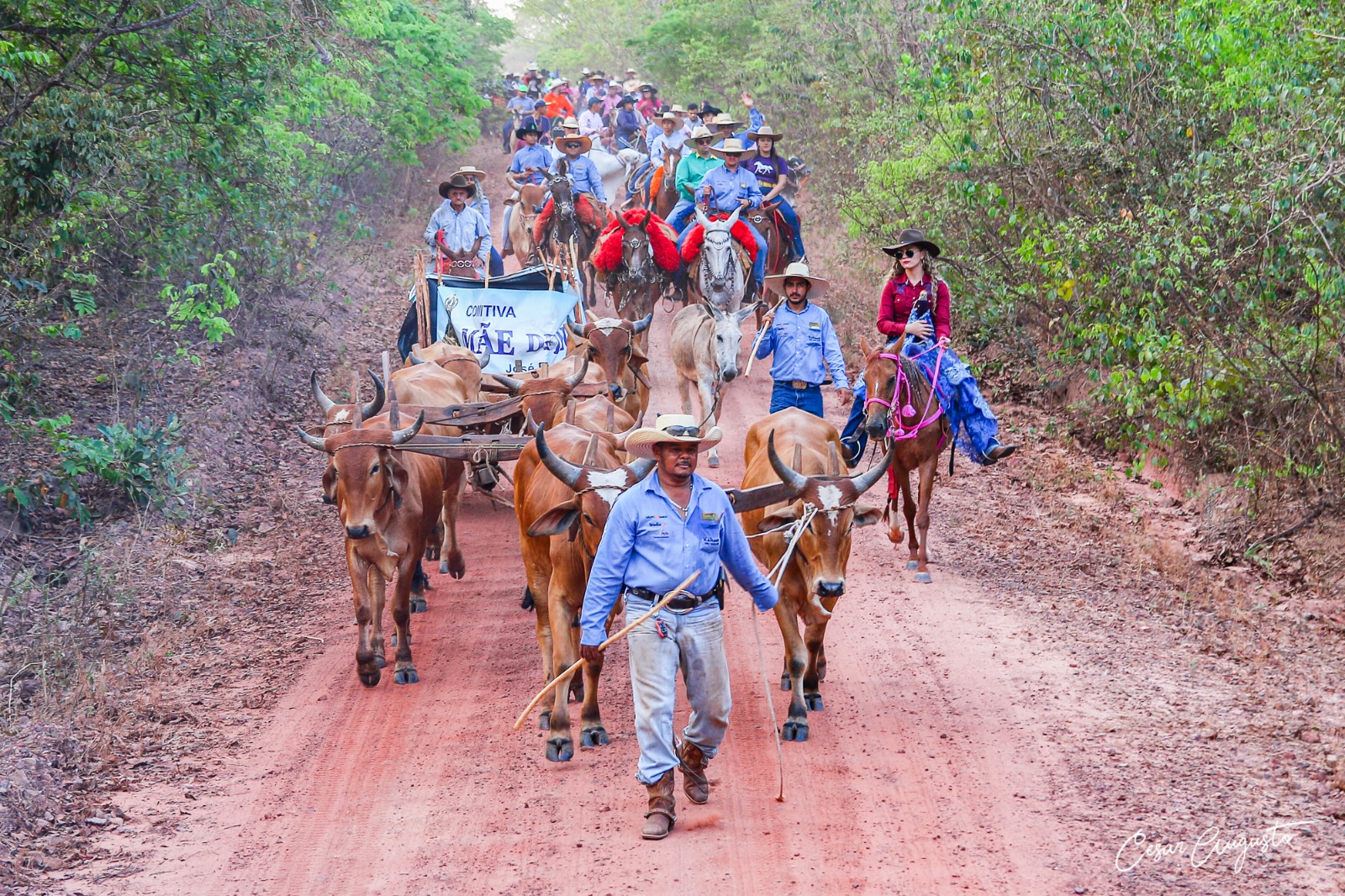 Cavalgada reuniu dezenas de cavaleiros e boiadeiros na Carimã