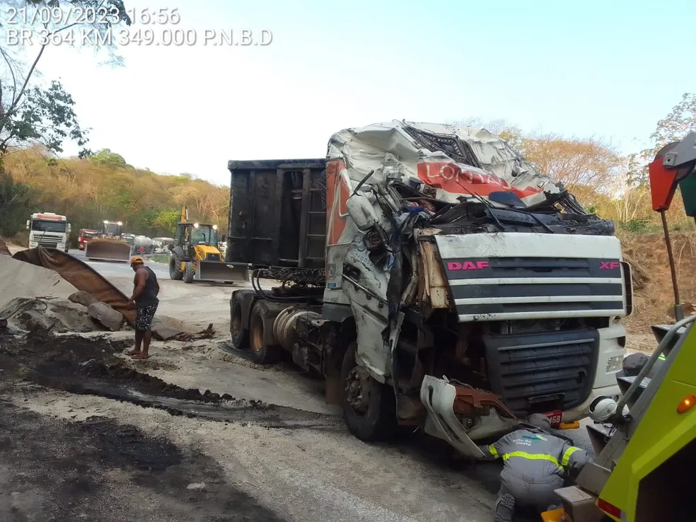 Dois morrem e um terceiro fica ferido após acidente com carreta carregada de adubo
