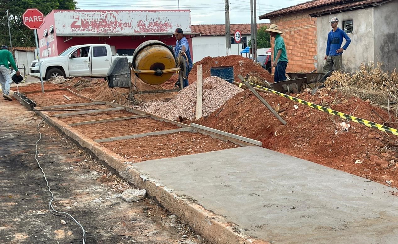 Prefeitura de Tesouro inicia obra de construção de calçadas